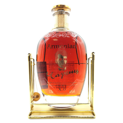 Коньяк "Чаренц" 10 лет на качелях 1,75л 40%